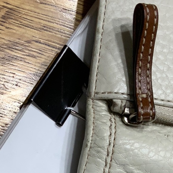 Elegant Beige Leather Wallet - Picture 4 of 11